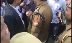 बोली भीड़ डीएम साहब अतीक को हमें सौंप दें- खुद इलाज कर देंगे बोली भीड़ डीएम साहब अतीक को हमें सौंप दें- खुद इलाज कर देंगे