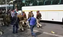 आप सांसद संजय सिंह समेत कई नेता पुलिस ने लिए हिरासत में आप सांसद संजय सिंह समेत कई नेता पुलिस ने लिए हिरासत में