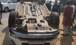 ओवरलोड ट्रक से गिरे गन्नों ने करा दी दो कारों की टक्कर- एक पलटी