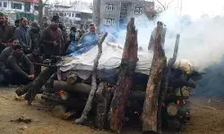 कश्मीरी पंडित के अंतिम संस्कार में उमड़ पड़ी भारी भीड़- पुलिस को.. कश्मीरी पंडित के अंतिम संस्कार में उमड़ पड़ी भारी भीड़- पुलिस को..