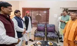 पब्लिक के सामने नोकझोंक- बंद कमरे में चमचम का मजा लेते हैं योगी अखिलेश पब्लिक के सामने नोकझोंक- बंद कमरे में चमचम का मजा लेते हैं योगी अखिलेश