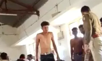 शिंदे सरकार में गौरक्षको की थाने में ली गई पट्टे से खबर-उतरवाए गए..
