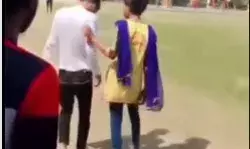 पार्क में लड़की के साथ बैठे लड़के का युवकों ने किया ऐसा हाल- बनाया.. पार्क में लड़की के साथ बैठे लड़के का युवकों ने किया ऐसा हाल- बनाया..