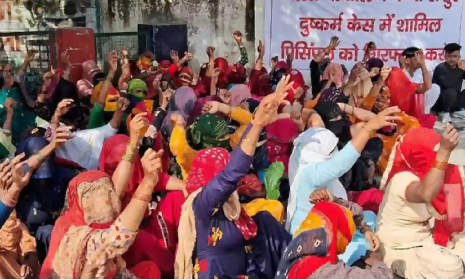 नाबालिग छात्रा से बलात्कार का मामला- प्रधानाचार्य की गिरफ्तारी की मांग
