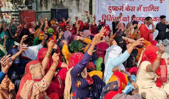 नाबालिग छात्रा से बलात्कार का मामला- प्रधानाचार्य की गिरफ्तारी की मांग