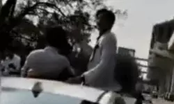 कार सवार लड़कों ने रोड पर ऐसे मचाया हुडदंग- भरना पड़ेगा 14 हजार का चालान कार सवार लड़कों ने रोड पर ऐसे मचाया हुडदंग- भरना पड़ेगा 14 हजार का चालान