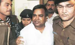 गैंगरेप के मामले में सजा काट रहे पूर्व मंत्री पैरोल पर छुटे- हुआ स्वागत गैंगरेप के मामले में सजा काट रहे पूर्व मंत्री पैरोल पर छुटे- हुआ स्वागत