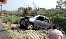 कैंटर और गाड़ी की हुई जोरदार भिडंत, रजवाहे में गिरने से बची बाल-बाल कैंटर और गाड़ी की हुई जोरदार भिडंत, रजवाहे में गिरने से बची बाल-बाल