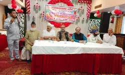 होली मिलन कार्यक्रम में जुटे सभी धर्मों के लोग- खेली फूलों की होली होली मिलन कार्यक्रम में जुटे सभी धर्मों के लोग- खेली फूलों की होली