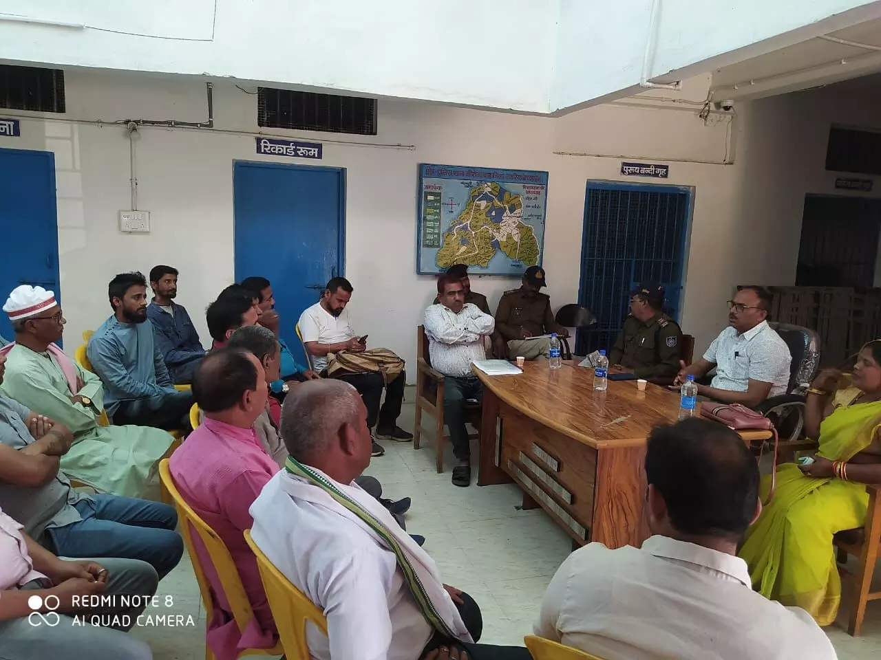 थाना परिसर में आगामी त्योहारों को लेकर शांति समिति की बैठक हुई संपन्न थाना परिसर में आगामी त्योहारों को लेकर शांति समिति की बैठक हुई संपन्न