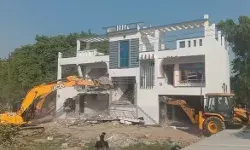 उमेश पाल हत्याकांड- अतीक के नकदी प्रबंधक की हवेली पर बुलडोजर उमेश पाल हत्याकांड- अतीक के नकदी प्रबंधक की हवेली पर बुलडोजर