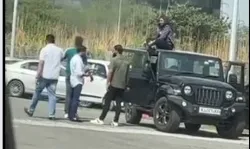 लड़की को थार जीप पर बैठाकर बना रहे थे रील- कटा चालान तो निकली चीख लड़की को थार जीप पर बैठाकर बना रहे थे रील- कटा चालान तो निकली चीख