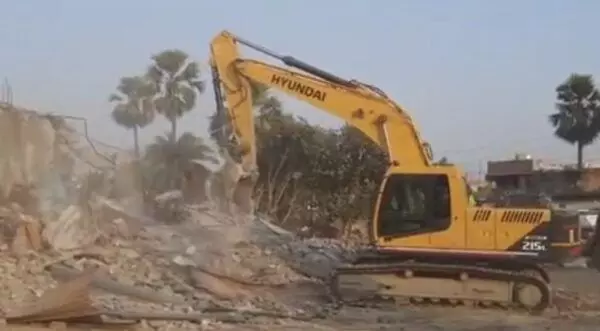 मुख्तार के सहयोगी के मकान पर चला बुलडोजर मुख्तार के सहयोगी के मकान पर चला बुलडोजर