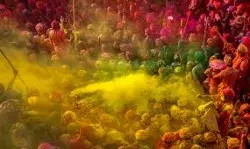 होली को लेकर बाजार में रौनक