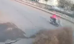 पानी की फटी पाइपलाइन, तेज़ रफ़्तार में निकला पानी, ऐसे बह गयी युवती पानी की फटी पाइपलाइन, तेज़ रफ़्तार में निकला पानी, ऐसे बह गयी युवती