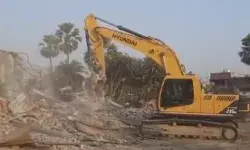 मुख्तार के सहयोगी के मकान पर चला बुलडोजर