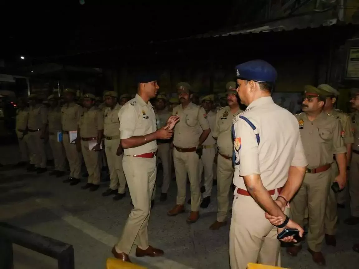 एडीजी-कप्तान ने पुलिस बल के साथ किया फ्लैग मार्च- लोगों से की वार्ता