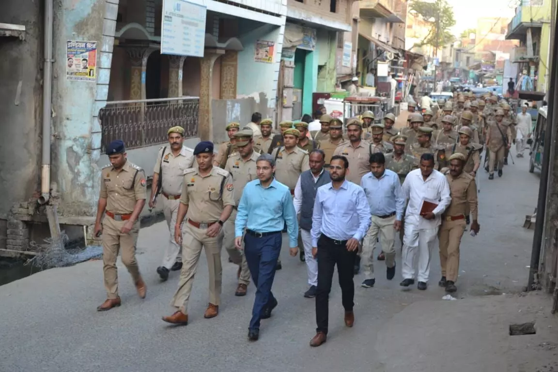 त्यौहारों के दृष्टिगत DM-SP ने पैदल गस्त- अधीनस्थों को दिये निर्देश त्यौहारों के दृष्टिगत DM-SP ने पैदल गस्त- अधीनस्थों को दिये निर्देश