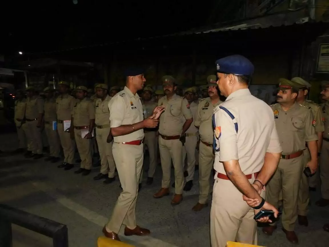 एडीजी-कप्तान ने पुलिस बल के साथ किया फ्लैग मार्च- लोगों से की वार्ता