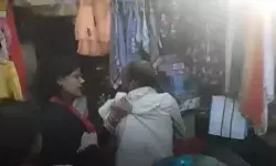 बीच सड़क पर तीन युवतियों ने एक व्यक्ति को पीटा , मामले का वीडियो वायरल बीच सड़क पर तीन युवतियों ने एक व्यक्ति को पीटा , मामले का वीडियो वायरल