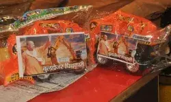 होली पर बाबा बुलडोजर पिचकारी मचा रही धूम- साथ में CM योगी का फोटो