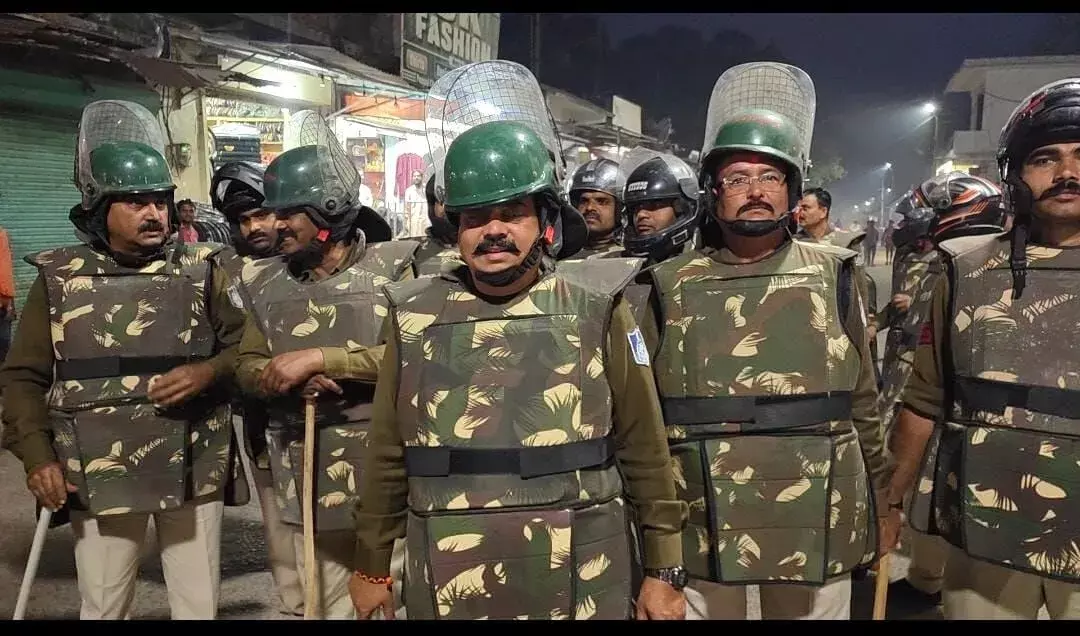 आगामी त्योहारों कों लेकर शहर में शांति व्यवस्था के लिए पुलिस ने निकाला फ्लैग मार्च