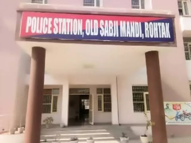 पुलिस ने नहीं की कार्यवाही तो पीड़ित ने थाने में ही खा लिया जहर- अब..