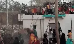 महिलाओं ने दौड़ा दौड़ा कर ली पुरुषों की खबर- तोड़ दी लाठियां- फोड़े सिर