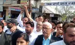 कचहरी का गेट बंद कर अधिवक्ताओं ने पुलिस पर उतारा नजला- किया प्रदर्शन कचहरी का गेट बंद कर अधिवक्ताओं ने पुलिस पर उतारा नजला- किया प्रदर्शन