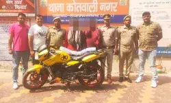 लोगों को चपत लगाकर फरार हुए दो चोर गिरफ्तार- नगदी आभूषण शस्त्र बरामद लोगों को चपत लगाकर फरार हुए दो चोर गिरफ्तार- नगदी आभूषण शस्त्र बरामद