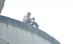 बसंती से नाराज वीरू पानी की टंकी पर चढ़ा- उतरा नशा तो पुलिस ने खिलाई.. बसंती से नाराज वीरू पानी की टंकी पर चढ़ा- उतरा नशा तो पुलिस ने खिलाई..