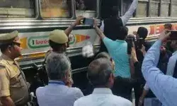 सीएम से हाईकोर्ट की बेंच मांग रहे वकीलों को बस में डालकर ले गई पुलिस सीएम से हाईकोर्ट की बेंच मांग रहे वकीलों को बस में डालकर ले गई पुलिस