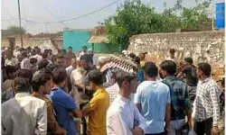 बस के गेट में फंसा बैग ले गया 4 वर्षीय मासूम की जान- मौके पर हंगामा बस के गेट में फंसा बैग ले गया 4 वर्षीय मासूम की जान- मौके पर हंगामा