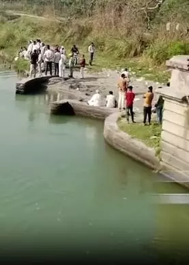 बेटा पाने की चाहत में गंवा दी पत्नी और बेटी- पुलिस ने लिया हिरासत में बेटा पाने की चाहत में गंवा दी पत्नी और बेटी- पुलिस ने लिया हिरासत में