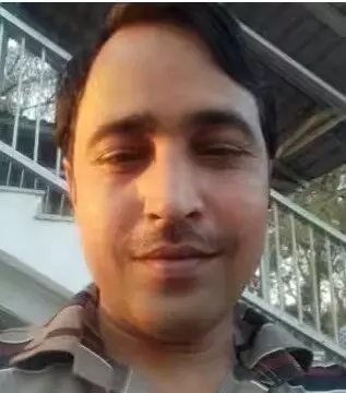 साहेब टॉयलेट में पानी नहीं है- ट्रेन की सीट पर रोक कर बैठा हूं...