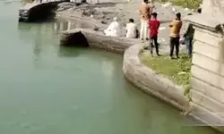 बेटा पाने की चाहत में गंवा दी पत्नी और बेटी- पुलिस ने लिया हिरासत में बेटा पाने की चाहत में गंवा दी पत्नी और बेटी- पुलिस ने लिया हिरासत में