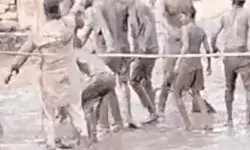 कीचड़ में तमंचे पर डिस्को- भोजपुरी गीत पर खूब लहराए असलहे