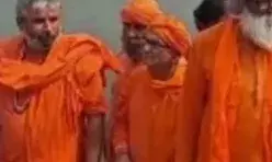 दूषित जल को लेकर साधु संतों में उबाल- अपनाया प्रदर्शन का अनोखा तरीका दूषित जल को लेकर साधु संतों में उबाल- अपनाया प्रदर्शन का अनोखा तरीका