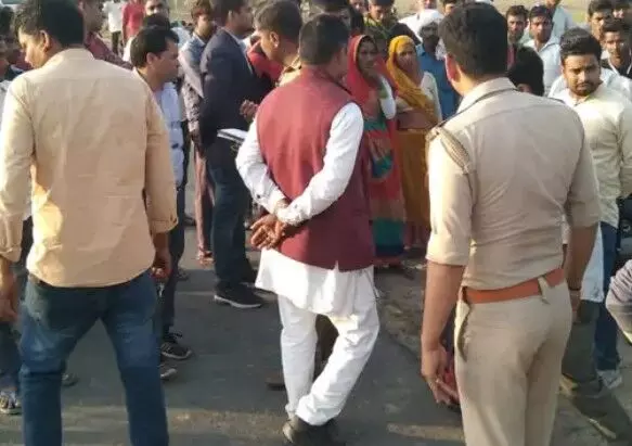 किशोरी को ले जा रहा युवक ग्रामीणों के हत्थे चढ़ा- दो आरोपी फरार किशोरी को ले जा रहा युवक ग्रामीणों के हत्थे चढ़ा- दो आरोपी फरार