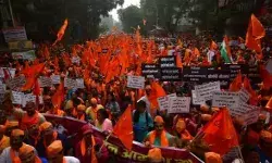 2 किलोमीटर लंबी रैली में मुस्लिमों के आर्थिक बहिष्कार का ऐलान 2 किलोमीटर लंबी रैली में मुस्लिमों के आर्थिक बहिष्कार का ऐलान