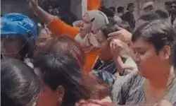 महंगाई के खिलाफ सड़क पर उतरे कांग्रेसियों पर पड़ी पुलिस की लाठियां महंगाई के खिलाफ सड़क पर उतरे कांग्रेसियों पर पड़ी पुलिस की लाठियां