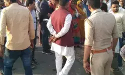 किशोरी को ले जा रहा युवक ग्रामीणों के हत्थे चढ़ा- दो आरोपी फरार