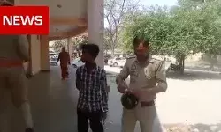 यूपी में मंत्रियों को समस्याएं दिखाना हुआ अपराध- पत्रकार को हथकड़ी यूपी में मंत्रियों को समस्याएं दिखाना हुआ अपराध- पत्रकार को हथकड़ी