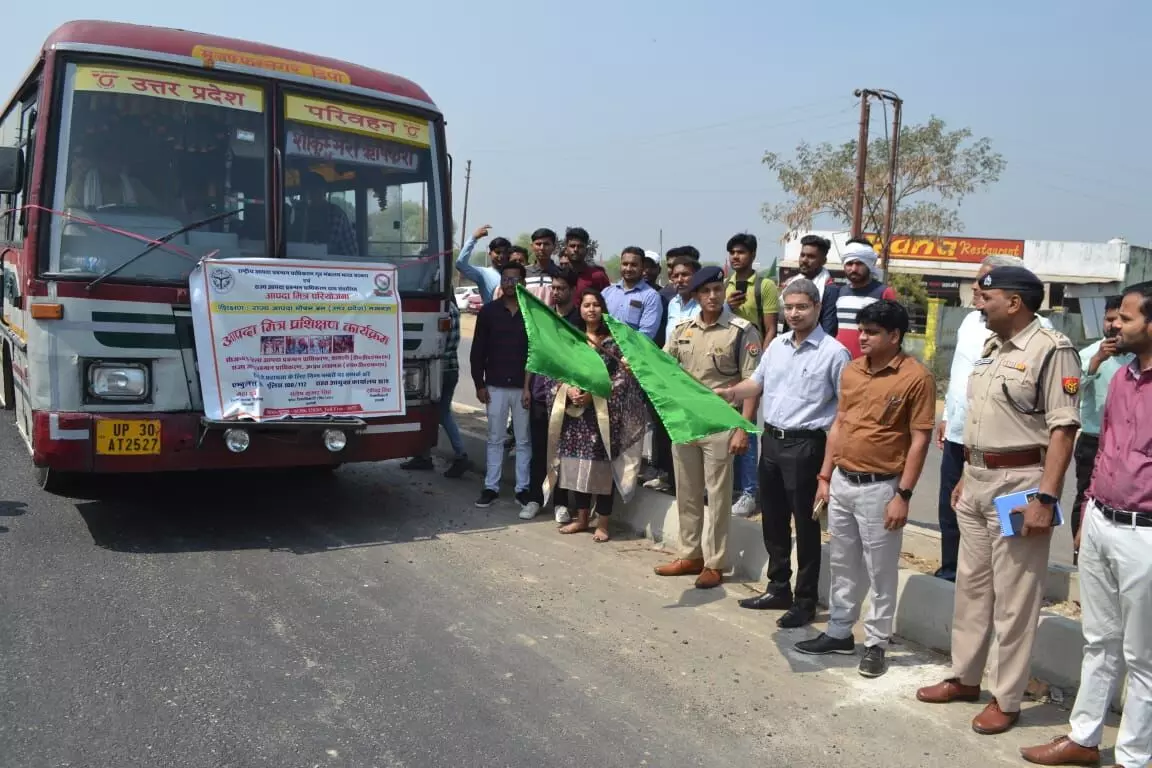 कलेक्टर-कप्तान ने बस को दिखाई हरी झंडी, ट्रेनिंग के लिए भेजा लखनऊ कलेक्टर-कप्तान ने बस को दिखाई हरी झंडी, ट्रेनिंग के लिए भेजा लखनऊ