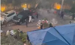 पूर्व पीएम का मकान बना जंग का मैदान- पुलिस के साथ हिंसक झड़प जारी पूर्व पीएम का मकान बना जंग का मैदान- पुलिस के साथ हिंसक झड़प जारी