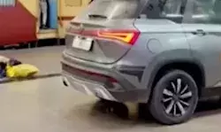 ट्रैक पर ट्रेन- स्टेशन पर यात्री- रील के लिये प्लेटफार्म पर दौड़ी कार ट्रैक पर ट्रेन- स्टेशन पर यात्री- रील के लिये प्लेटफार्म पर दौड़ी कार