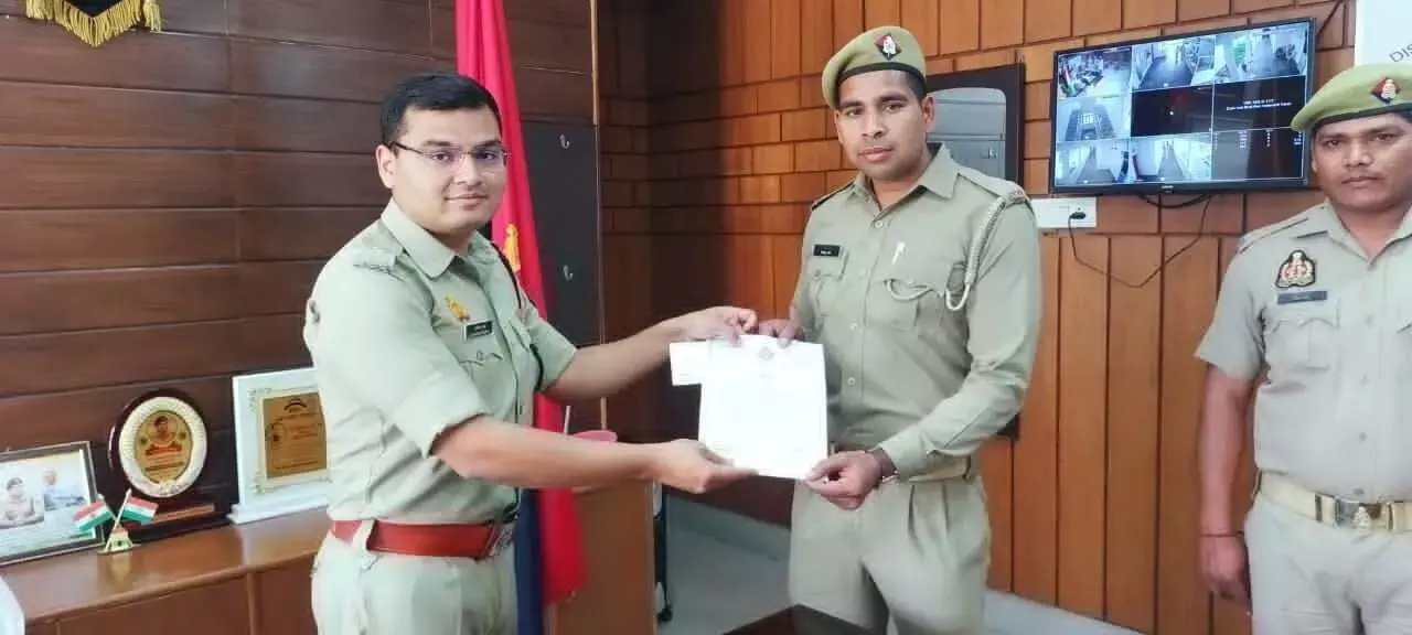 जेवरात लेकर भाग रहे चोर को पकड़ने वाले सिपाही व होमगार्ड सम्मानित