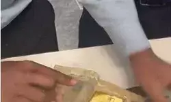 एयरपोर्ट पर उतरे यात्री की चप्पल में सोना ही सोना- कीमत सुन उड़े होश एयरपोर्ट पर उतरे यात्री की चप्पल में सोना ही सोना- कीमत सुन उड़े होश