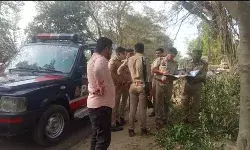 अनयंत्रित होकर पेड़ से टकराई कार- दो लोगो की दर्दनाक मौत अनयंत्रित होकर पेड़ से टकराई कार- दो लोगो की दर्दनाक मौत