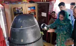 शिवलिंग पर महबूबा मुफ्ती के जलाभिषेक से मौलाना बिखरे शिवलिंग पर महबूबा मुफ्ती के जलाभिषेक से मौलाना बिखरे